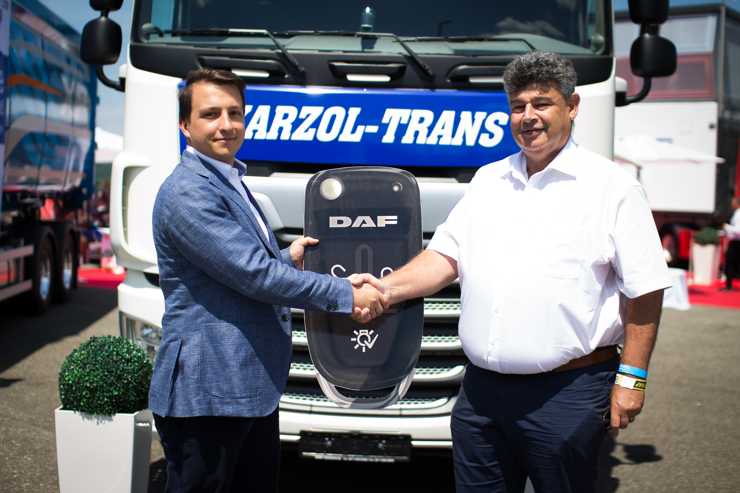 Az új DAF XF vontatókat Joós Zoltán, a Karzol-Trans Kft. ügyvezető igazgatója (jobb oldalon) vette át Kiss Dávidtól, a Hungarotruck Kft. ügyvezető igazgatójától (bal oldalon)